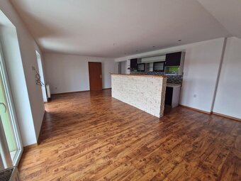 Ponúkame na predaj priestranný, viacgeneračný rodinný dom v - 12