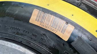 Predám originálny stolík F1 pneu Pirelli-Ferrari Ch.Leclerc - 12