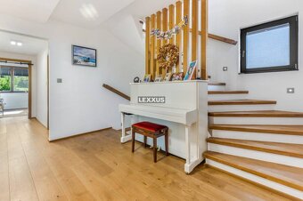 | Veľkorysý 8-izbový rodinný dom s bazénom na Zvončekovej ul - 12