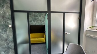 Svetlý celok kancelárií neďaleko Klientskeho centra na Trnav - 12