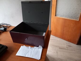 Kovová uzamykateľná príručná pokladnica - 12