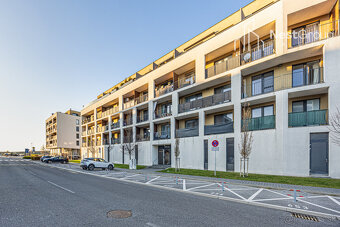 VEĽKÝ A SLNEČNÝ 1-IZBOVÝ BYT 36 m2 S BALKÓNOM, SLNEČNICE - 12