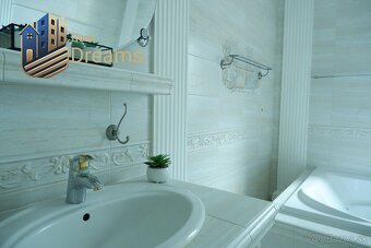 Exkluzívny 8-izbový rodinný dom s bazénom - Luxus a pohodlie - 12