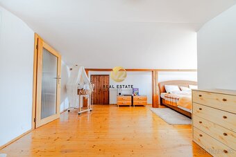 Na PREDAJ Dvojgeneračný RD Nitra - Hornozoborská na 909m2 po - 12