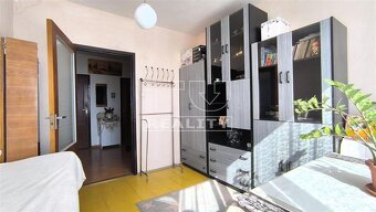 Na predaj veľký 4-izbový byt s balkónom a garážou –... - 12