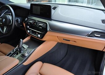 BMW Řada 5 530xD M-SPORT LASER HUD 210 kw - 12
