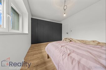 Moderný rodinný dom s veľkým pozemkom, terasou a zariadením - 12