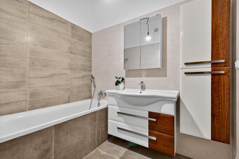 Na predaj 3-izbový byt so záhradkou a vlastným parkovacím mi - 12