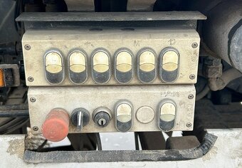 Ramenovy nosič kontajnerov DAF . - 12