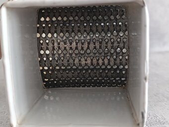 Velmi starý krásný zdobený mlýnek na strouhanku JUGENDSTIL - 12