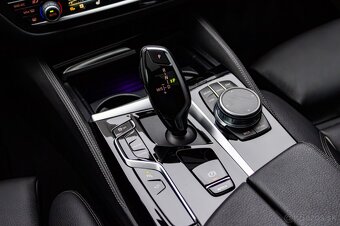 BMW 520d Touring / M Paket / HK Audio / TOP STAV / PANORÁMA - 12
