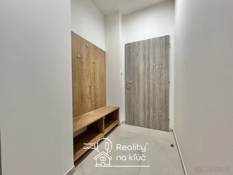 Na prenájom elegantný 2-izbový byt pri stanici v Nových Zámk - 12