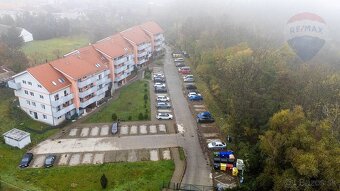 2-izbový byt s dvomi balkónmi, parkovaním a pivnicou – Kapln - 12