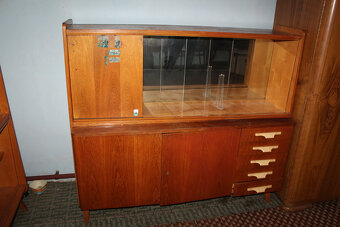 šicí stroj,skrina, knihovnička,sedačka. - 12