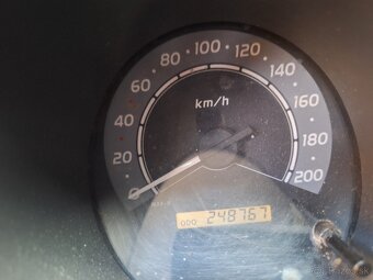 TOYOTA HILUX 2,5 DIESEL 4X4 UZÁVIERKU MA - 12