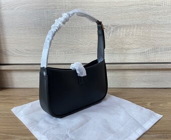 Kabelka Yves Saint Laurent Le 5 à 7 - 12