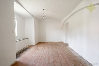 ►Veľký Apartmán 3+1izb. so záhradou a chatkou v hist. budove - 12