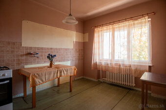 Starší trojpodlažný dom blízko centra - 12