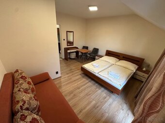 Rodinný dom + 2 mobilné domy v srdci Červeného Kl - 12