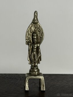 4 starožitné Tibetské bronzové sošky na originálnom drevenom - 12