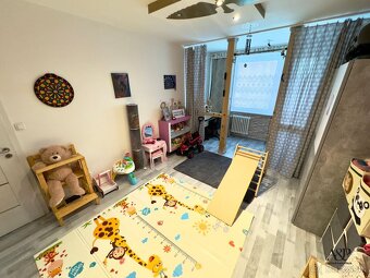 NA PREDAJ VEĽKÝ 3 IZB. BYT S LOGGIOU, 84M2, UL. S. JURKOVIČA - 12