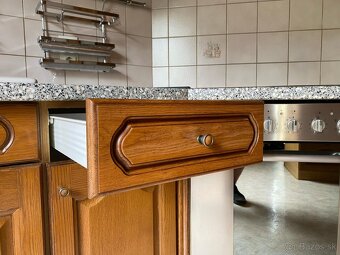 Masívna kuchynská linka z Nemecka so spotrebičmi - 12