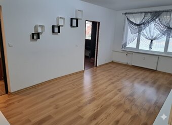 PREDÁM PRIESTRANNÝ 2 IZBOVÝ BYT VO VYHĽADÁVANEJ LOKALITE VO - 12