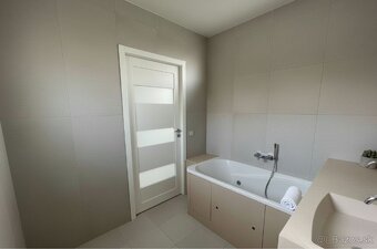 Rodinný dom v Hornej Štubni – priestranný - 12