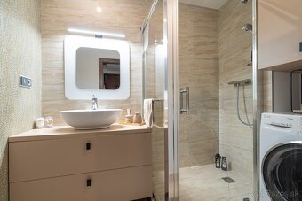 "REZERVOVAVÝ" Ponúkam elegantný 3 izbový byt na sídlisku D - 12