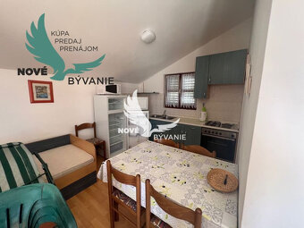 Na predaj dom 2x apartmán len 100m od mora v Chorvatsku vhod - 12