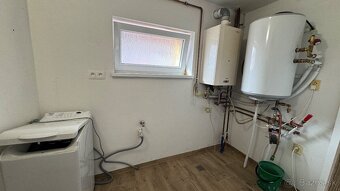 Priestranný zrekonštruovaný rodinný dom na prenájom v Lozorn - 12