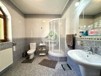 Exkluzívne bývanie na troch poschodiach s veľkou záhradou a  - 12