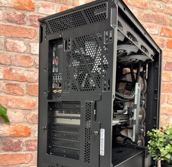 Ryzen 9 7950X3D\64GB\RTX 5080\SSD\1200W Zdroj - 12
