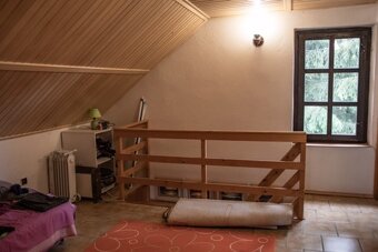 Murovaná chata s terasou a vyhľadom na svah - 12