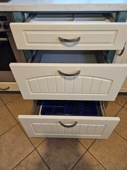 Masívna kuchynská linka z Nemecka so spotrebičmi - 12