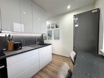 Na predaj 2 izbový krásne zrekonštruovaný byt s garážou - 12