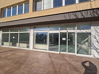 Prenájom veľký obchodný priestor Nám. Osloboditeľov - 12