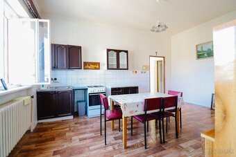 Rodinný dom s veľkým pozemkom v obci Vrakúň - 12