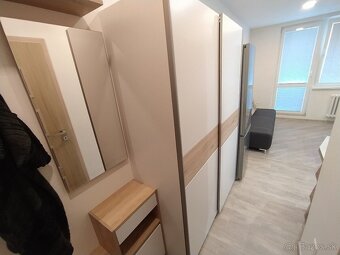 1-izbový zrekonštruovaný, plne zariadený byt s balkónom - 12