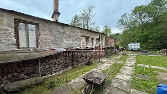 Čarovný pozemok s múrmi pôvodného domu, Sebedín - 12