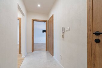 NA PREDAJ,3- IZB.BYT,KOMPLETNÁ REKONŠTRUKCIA,UL. SOKOLOVSKÁ, - 12
