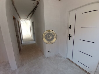 Rezervované Na predaj 5-izbový  rodinný dom v obci Košolná - 12