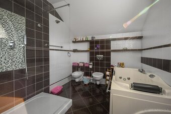 Krásne rodinné hniezdo s vlastným „SPA“ centrom v Miloslavov - 12
