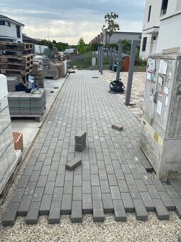 Pokládka zámkovej dlažby, úprava terénu - 12