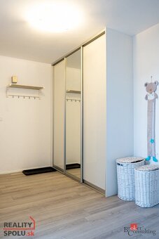 Ideálne rodinné bývanie – priestranný 4-izbový byt po výrazn - 12