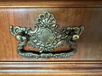 Elegantná, vysokokvalitná komoda - 12