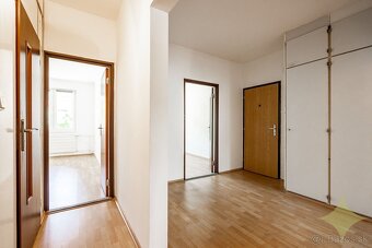 Exkluzívne na predaj priestranný čiastočne prerobený 3 izbov - 12