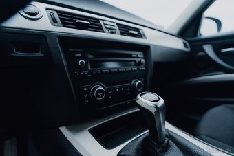 BMW E90 320d– NOVÁ STK/EK – SERVIS - 12