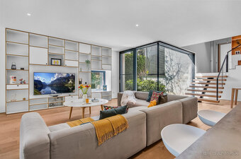 Moderný dom ukrytý za nenápadným vizuálom z ulice - 12