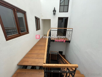 Nadštandartný podkrovný app byt s vytahom na Hlavnej ulici ( - 12